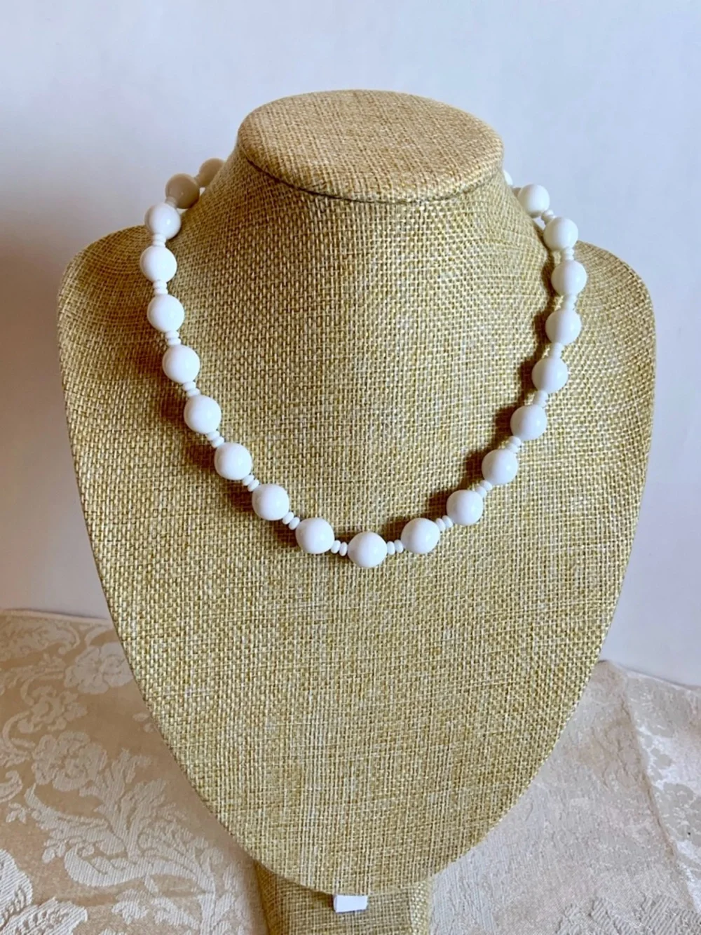 Vintage white glass bead necklace - Picture 2 of 4